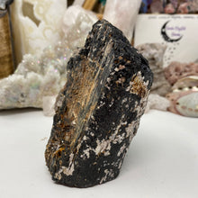 将图像加载到图库查看器中，Black Tourmaline with Muscovite Rough #05
