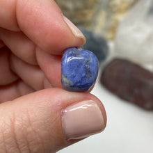 将图像加载到图库查看器中，Sodalite 13x10mm Nugget Beads
