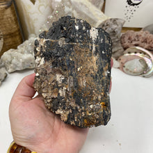 将图像加载到图库查看器中，Black Tourmaline with Muscovite Rough #05
