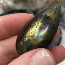 Carica l&#39;immagine nel visualizzatore di Gallery, Labradorite Teardrop Drilled Cabochon #09
