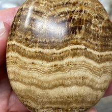 Cargar imagen en el visor de la galería, Brown Aragonite Pillow Palm Stone #09
