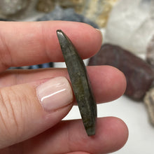 Cargar imagen en el visor de la galería, Labradorite Cabochon #17
