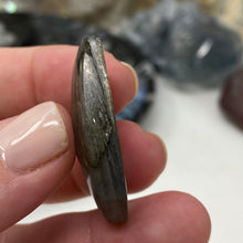 Cargar imagen en el visor de la galería, Labradorite Cabochon #20
