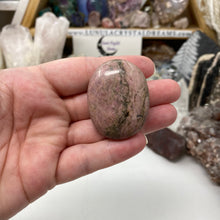 Chargez l&#39;image dans la visionneuse de la galerie, Rhodonite Pillow Palm Stone
