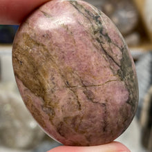 Carica l&#39;immagine nel visualizzatore di Gallery, Rhodonite Pillow Palm Stone
