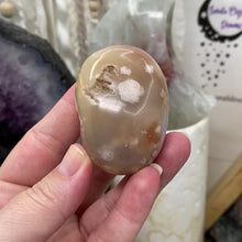 Carica e avvia il video nel visualizzatore di galleria, Flower Agate Palm Stone #46
