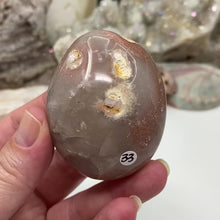 Cargar y reproducir el video en el visor de la galería, Flower Agate Palm Stone #33
