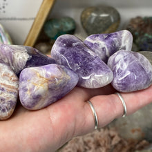 Chargez l&#39;image dans la visionneuse de la galerie, Chevron Amethyst X-Large Tumbles
