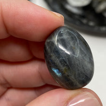 Bild in Galerie-Viewer laden, Labradorite 24x16mm Nugget A Grade Beads
