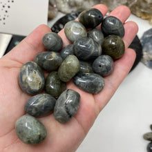 将图像加载到图库查看器中，Labradorite 24x16mm Nugget A Grade Beads
